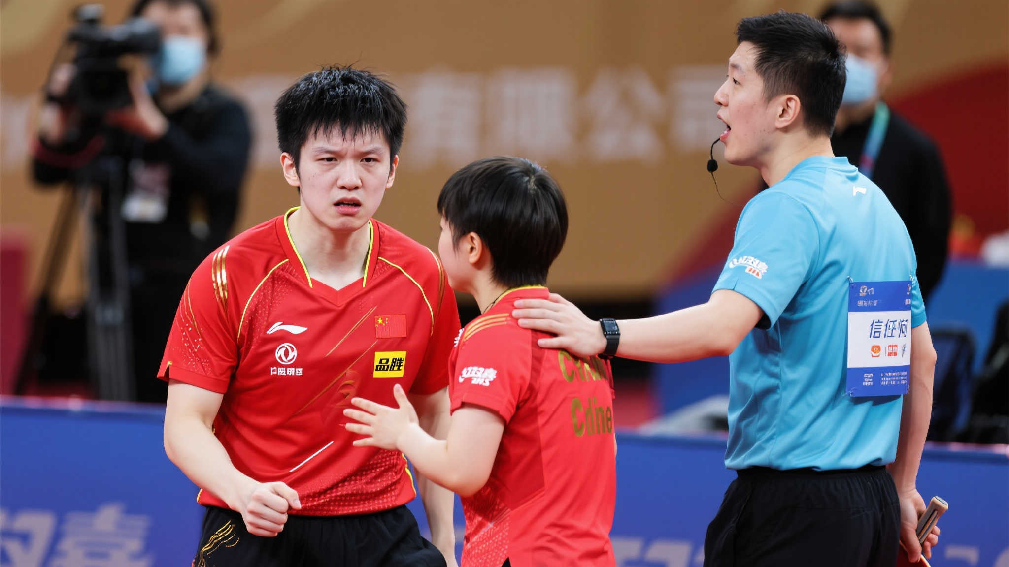 讓我們拭目 讓我們拭目